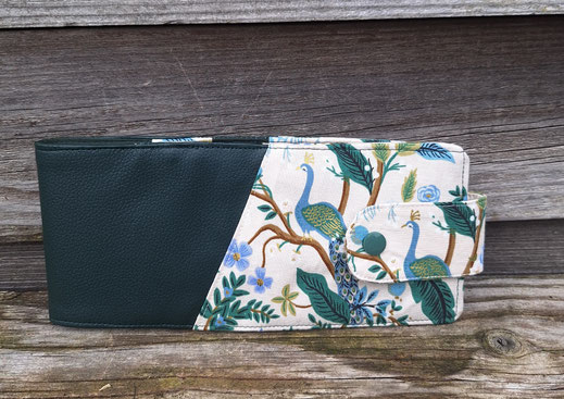 porte-chéquier horizontal femme souche à gauche, faux cuir vert bouteille, tissu blanc cassé avec des fleurs et des paons, porte-chéquier chic et élégant fabriqué artisanalement en France