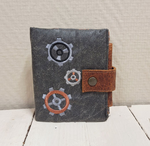porte-monnaie compact pour homme en faux cuir anthracite et tissu avec des rouges, cuir fauve, broderie engrenages, style vintage, steampunk, fait-main en France