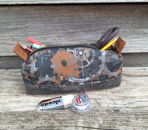 trousse pour homme, faux cuir anthracite, tissu gris foncé avec des rouages, cadeau original, utile