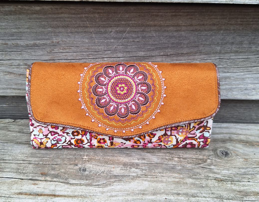 grand portefeuille femme coloré et brodé - fabrication artisanale française -  suédine caramel - tissu   rose à motifs - 12 porte-cartes - 2 compartiments zippés