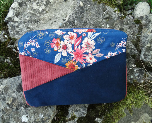 housse de protection pour tablette 10 pouces en velours grosses cotes rose, faux cuir, bleu marine, tissu bleu avec des fleurs, I pad, cadeau pratique femme