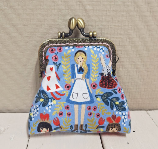 bourse vintage, porte-monnaie rétro à fermoir métallique bronze, inspiration histoire conte, Alice au pays des merveilles, lapin blanc, cadeau mignon et pratique