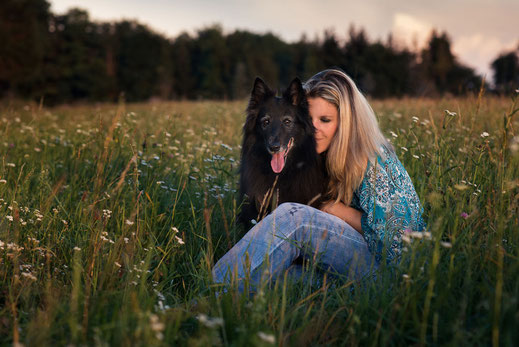 Gefühlvoller Moment zwischen Hund und Frauchen Hundefotografie
