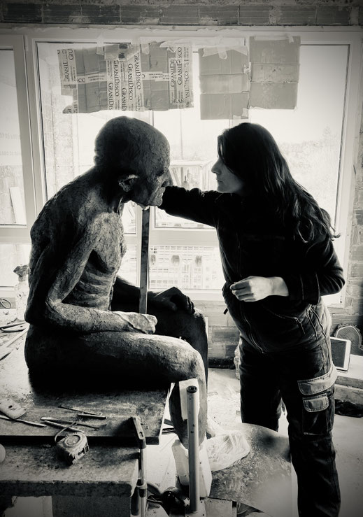 <img src="roni-herran-escultura.jpg" alt="Roni Herrán escultura contemporánea forja artística">