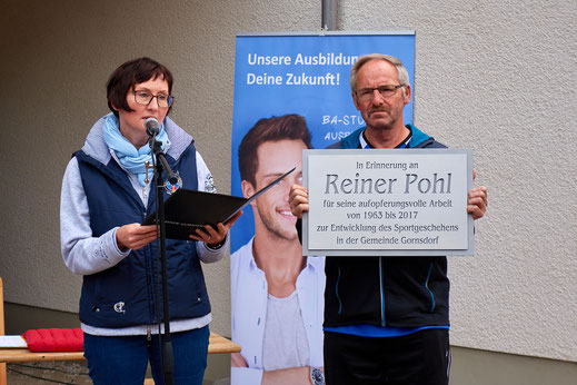 Bürgermeisterin Andrea Arnold und Joachim Hoffmann bei der Eröffnung des Reiner-Pohl-Sportfestes 2017.