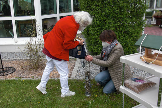 Ingrid Schubert (LBV Mühldorf) und Kathrin Lichtenauer (LBV-Projektleiterin) beim Befüllen einer Futtersäule © Stift St. Veit