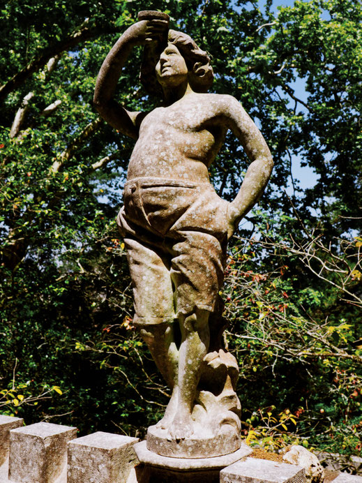 One of the numerous statues of the gardens