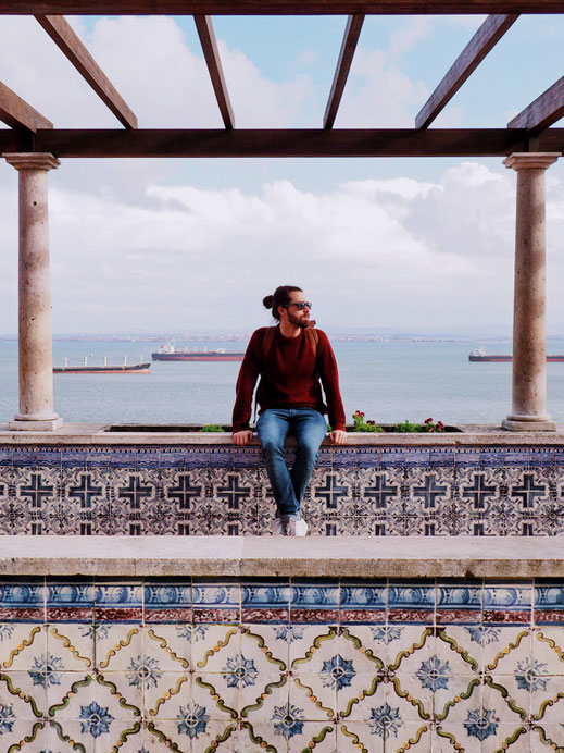Rafael lost among the azulejo patterns