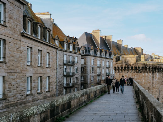 Walking on the ramparts - View from the Saint-Louis Bastion