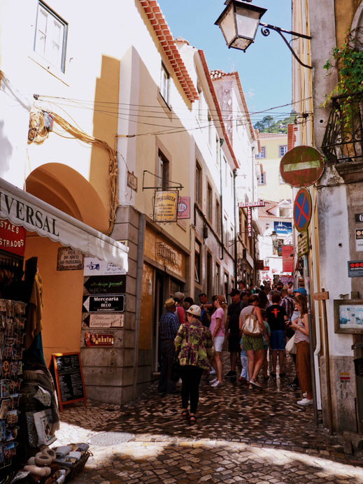A lot of people queuing in front of Piriquita
