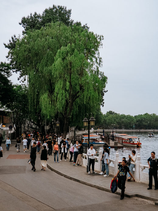 Busy promenade alongside the lake