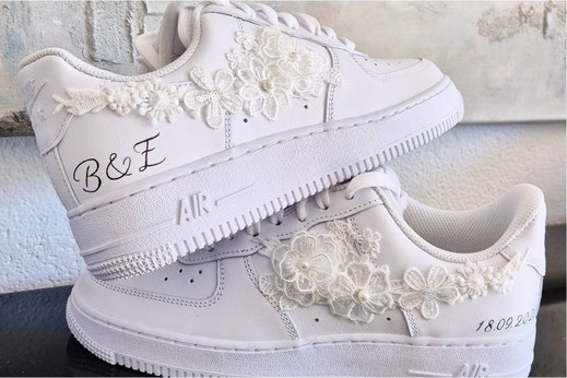 nike sneakers voor bruid met kanten bloemetjes