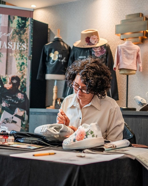 wie kan trouwsneakers beschilderen? Sabrina van AIM your WEDDING