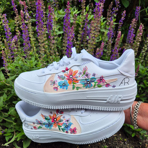 sneakers beschilderd lijkend op trouwkaart