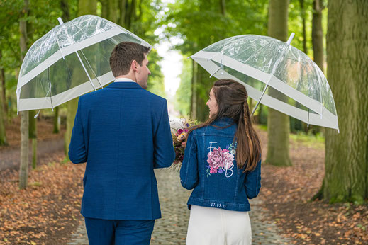 stoere-bruid-bruidsjasje-met-bloemen