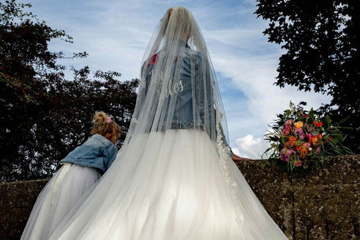 wat draag ik 's avonds op trouwdag: spijkerjasje