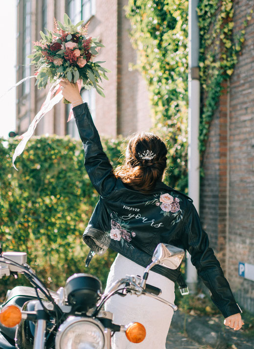 waar leren jasje laten beschilderen? Wie doet dat? Sabrina van AIM your WEDDING