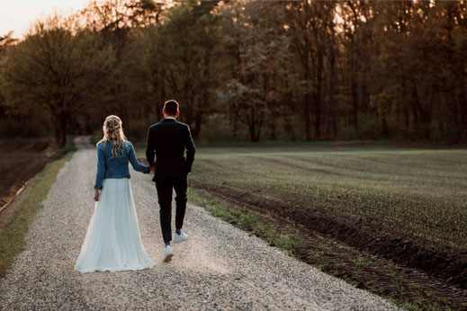 eenvoudige trouwjurk met customized spijkerjasje