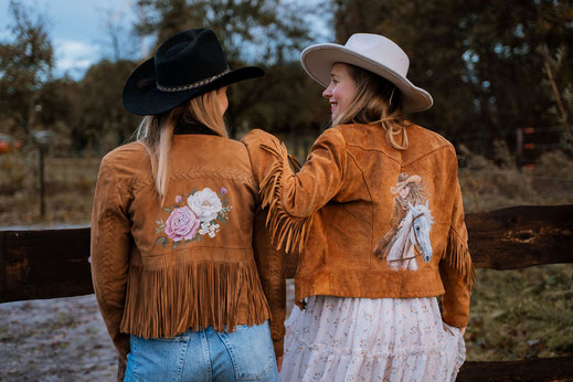 paardenmeisje met paard op jas