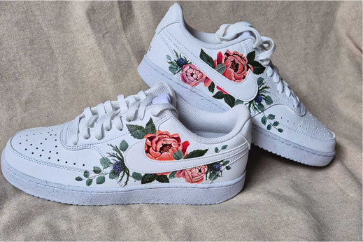 sneakers voor de bruid met bloemen van nike