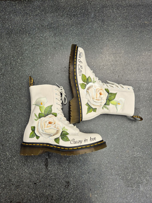 beschilderde witte dr martens voor bruid 