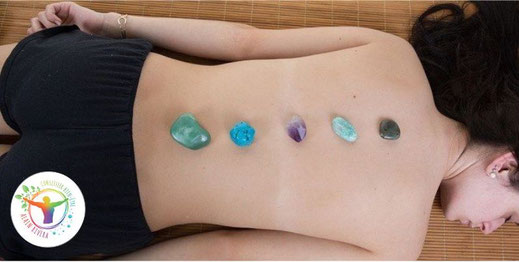 lithotherapie  femme allongé avec minéraux sur le dos