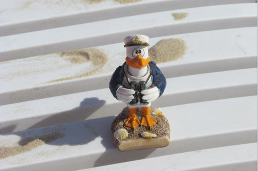 Dieses Foto zeigt eine Souvenir-Figur. Es handelt sich um eine Ente im Matrosenanzug. Solche Stücke werden auch als Kitsch bezeichnet. Nippes und Tinnef sind verwandte Begriffe.