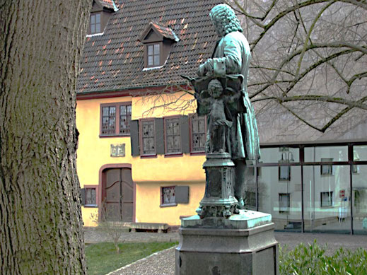 Die Bach Statue in Eisenach steht als Titelbild für einen Text zum Thema: Musik liegt in der Luft.