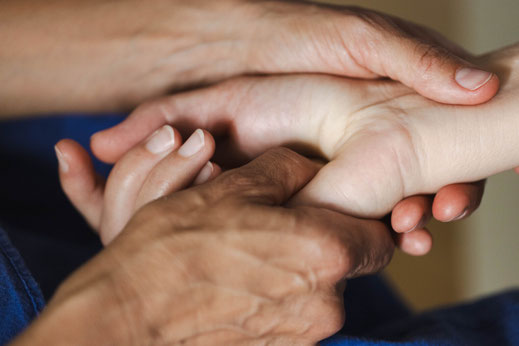Rückenschmerzen lindern, akute Nacken Verspannungen und Spannungskopfschmerzen lösen und mit der sanften Methode von Shiatsu.  Körper, Geis und Seele in Einklang bringen. So können Sie ganz ohne Medikamente oder OP schmerzfrei werden in Zürich.