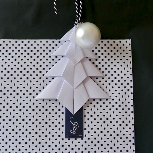 Geschenkanhänger Tannenbaum aus Papier gefaltet