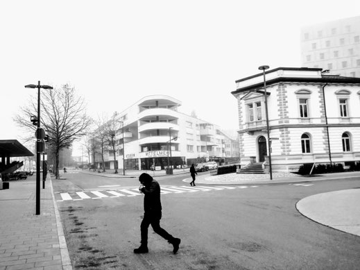 Bahnhofsstraßen sind keine Orte des Verweilens, sondern dienen allein dem Zweck schnell weiter zu kommen. So auch wie hier in Dornbirn, im März 2023.