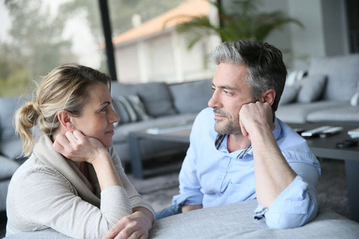 Mann informiert sich über eine Risikolebensversicherung, um seine Familie im Todesfall finanziell abzusichern