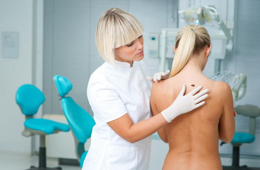 Hautkrebsfrüherkennung bei Frauen durch ärztliches Hautkrebsscreening