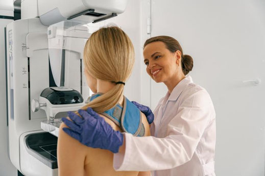 Brustkrebsfrüherkennung mit ärztlicher Tastuntersuchung und Mammographie Screening
