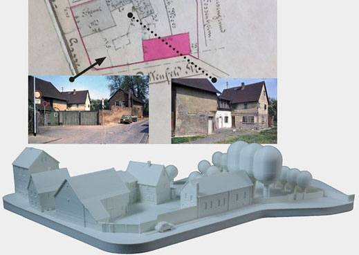 3D-Druck eines Umgebungsmodells eines alten Bauernhofes in weiße. Maßstab 1:240. Mehrere Gebäude mit Hof und Bäumen dahinter. Darüber zwei alte Fotos der Gebäude sowie ein Ausschnitt eines historischen Lageplans der Gebäude darüber.