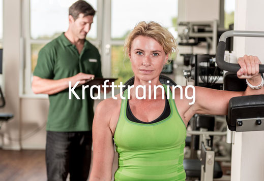 Ein Kunde beim Krafttraining. Im Hintergrund ist eine weitere Kundin zu sehen.