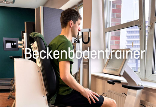 Ein Personal Trainer erklärt einem Kunden etwas