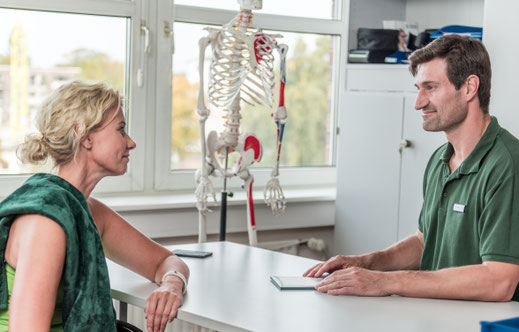 Eine Kundin führt ein Coaching-Gespräch mit einem Trainer