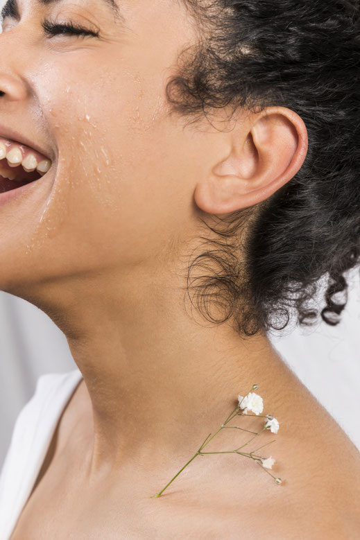 Professionelles Aquapeeling und Mikrodermabrasion beim Heilpraktiker für ein klareres Hautbild