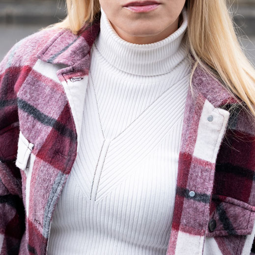 Cremefarbene Tops passen perfekt zum Karo-Trend Was ist der Style Trend in 2022? Definitiv die Hemdjacke im Karo-Look. An ihr kommt man in diesem Jahr nicht vorbei. Auch namenhafte Bloggerinnen haben das Must Have des Jahes erkannt, welches lässig zur Biker Leggings gestylt werden kann | Hot Port Life & Style | 30+ Mode & Lifestyle Blog
