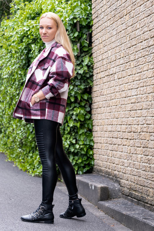 Style Trend Hemdjacke Was ist der Style Trend in 2022? Definitiv die Hemdjacke im Karo-Look. An ihr kommt man in diesem Jahr nicht vorbei. Auch namenhafte Bloggerinnen haben das Must Have des Jahes erkannt, welches lässig zur Biker Leggings gestylt werden kann | Hot Port Life & Style | 30+ Mode & Lifestyle Blog