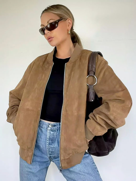 Blouson Bomberjacke in stylishem Wildleder-Design & Nougat als herbstliche Trendfarbe Für den Herbst 2025 sind Brauntöne (besonders Nougat) und Burgunderrot die dominierenden Farben, die sich gut mit Kuhflecken-Mustern & Wildleder kombinieren lassen | Hot Port Life & Style Blog