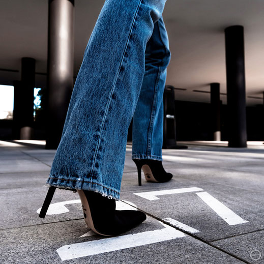Bootcut: Der Jeans Trend, der Boho-Herzen höherschlagen lässt Bootcut-Jeans tragen Modeprofis jetzt am liebsten mit coolen Shirts, hippen Blusen im Boho Stil oder flachen Schlappen - Hauptsache lässig | Hot Port Life & Style Fashion & Trends Blog