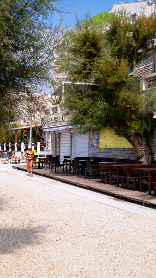 Hotel Sunce | Tolles Flair am Strand von Podstrana Urlaub in Corona Zeiten: Ist das überhaupt möglich? Na klar! Bloggerin Franny Fine entführt Euch ins malerische Kroatien. In der Nähe von Split hat sie ihren persönlichen Ruhepol gefunden | Hot Port Life & Style | Deutscher Lifestyle Blog