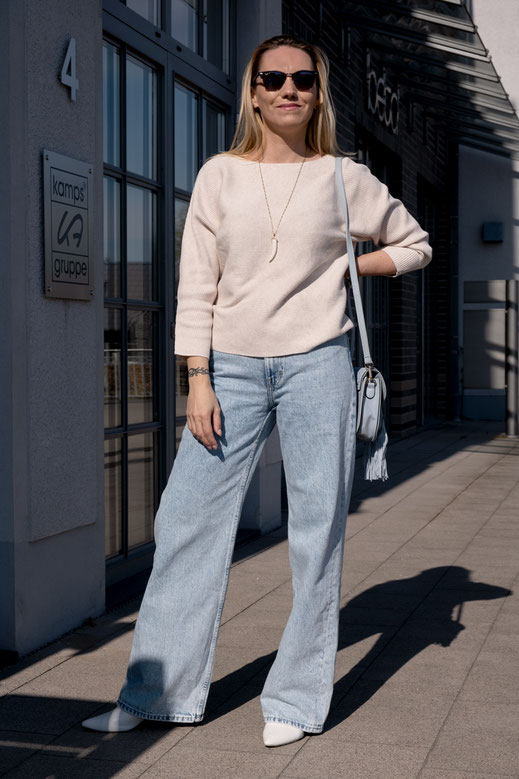 Frühlingshaft mit weiter Jeans Am besten lässig & bequem müssen sie sein: Unsere liebsten Beinkleider. Welches Jeansmodell es in 2021 zum Style Favoriten schafft, verrät Euch Bloggerin Franny Fine | Hot Port Life & Style | 30+ Style Blog