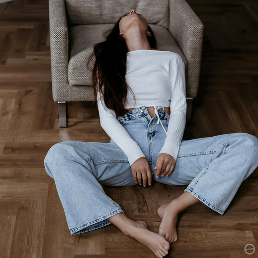 Lässig, weit, cool: Jeans Trends die immer wieder kommen Bootcut-Jeans tragen Modeprofis jetzt am liebsten mit coolen Shirts, hippen Blusen im Boho Stil oder flachen Schlappen - Hauptsache lässig | Hot Port Life & Style Fashion & Trends Blog