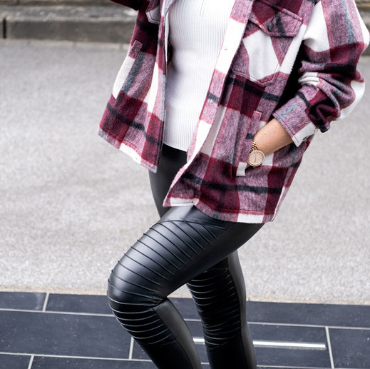 Biker Leggings gehen auch in 2022 Was ist der Style Trend in 2022? Definitiv die Hemdjacke im Karo-Look. An ihr kommt man in diesem Jahr nicht vorbei. Auch namenhafte Bloggerinnen haben das Must Have des Jahes erkannt, welches lässig zur Biker Leggings gestylt werden kann | Hot Port Life & Style | 30+ Mode & Lifestyle Blog