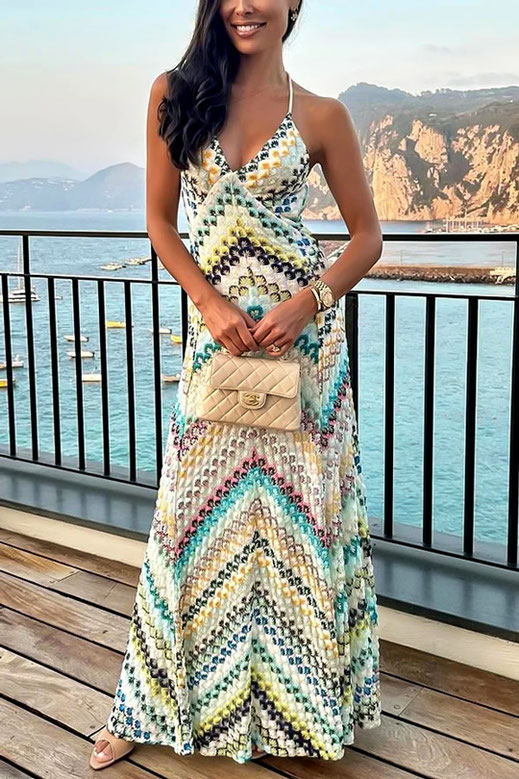 Mondänes Maxikleid im ZickZack Design Zickzacklinien und prägen enge Kleider und sexy Jumpsuits im Sommer 2025. Der Style Trend, den einst Missoni populär gemacht hatte, feiert ein fulminantes Comeback | Hot Port Life & Style Blog