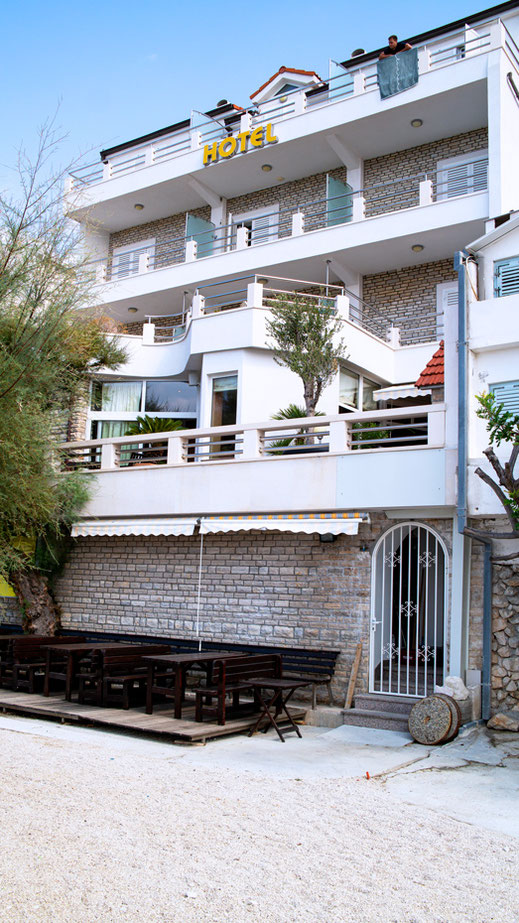 Beach Bar Hotel Sunce, Podstrana Urlaub in Corona Zeiten: Ist das überhaupt möglich? Na klar! Bloggerin Franny Fine entführt Euch ins malerische Kroatien. In der Nähe von Split hat sie ihren persönlichen Ruhepol gefunden | Hot Port Life & Style | Deutscher Lifestyle Blog