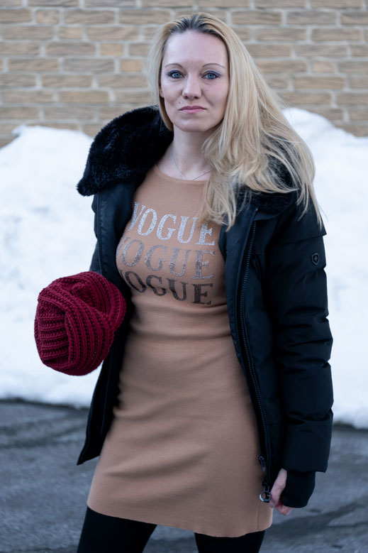 Kamel Strickkleid & Wellensteyn Daunenjacke Warme Winter Outfits: Keine Zeit für Eitelkeiten. Wer sich im Winter warm, aber trotzdem schick kleiden möchte, muss unter Umständen ein paar Abstriche machen. Wie man in Strickkleid & Daunenjacke dennoch gut aussehen kann, zeigt Bloggerin Franny Fine | Hot Port Life & Style | 30+ Style Blog